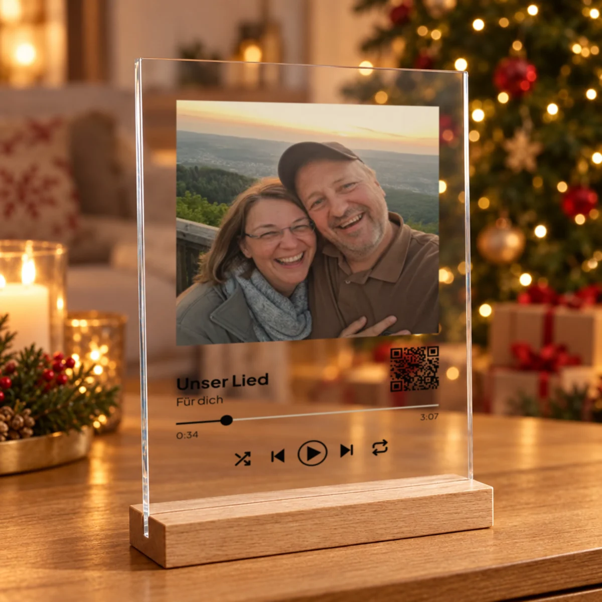 Acrylglas mit Foto und dem Song als Player neben dem Weihnachtsbaum, auf Wunsch dazu